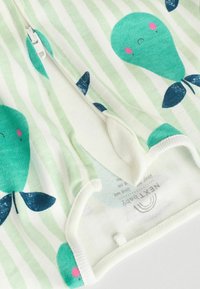 Tõmblukkuga beebi romper, mis on valmistatud pehmest puuvillast, roheline ja valge triibuline muster koos teal värvi vaalade ja siniste aksessuaaridega.