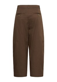 Pantalon marron à jambes larges et courtes avec poches passepoilées à boutons à l'arrière et passants de ceinture, vu de dos sur fond blanc.