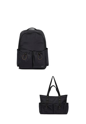Mochila negra de nylon con bolsillos delanteros con cremallera y bolsa de mano negra de nylon con múltiples bolsillos exteriores y asas dobles.