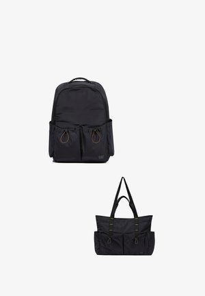 Mochila negra de nylon con bolsillos delanteros con cremallera y bolsa de mano negra de nylon con múltiples bolsillos exteriores y asas dobles.