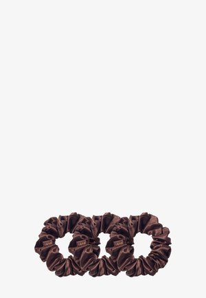 Chouchous en soie marron, tissu texturé, design froncé, bandes élastiques, avec un petit logo doré sur chaque pièce, ensemble de trois.