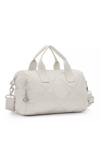 Wielokolorowa torba z pikowanej białej tkaniny z podwójnymi uchwytami u góry, odpinanym paskiem na ramię i srebrnym detalem w postaci zawieszki. Posiada wytłoczone logo z boku.
