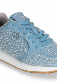 Svetlomodré tenisky z denimu, s rhinestone vzorom po bokoch, bielou podrážkou a sivým jazykom s logom.