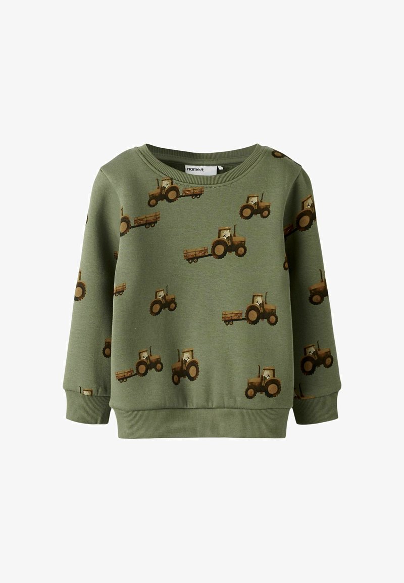 Felpa in cotone verde con stampa di trattori marroni su tutta la superficie. Il design include un colletto rotondo e polsini e orlo a costine.