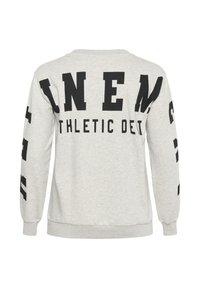 Hanorac gri deschis cu maneci lungi, având litere mari negre de tipar "LINEM" pe spate și "ATHLETIC DEPT" dedesubt, plus text suplimentar pe mâneci.