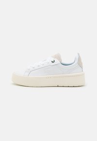Sneaker bianche con tomaia in pelle liscia, suola piatta color crema e una linguetta posteriore in suede grigio chiaro. Presentano un occhiello verde e dettagli con logo.