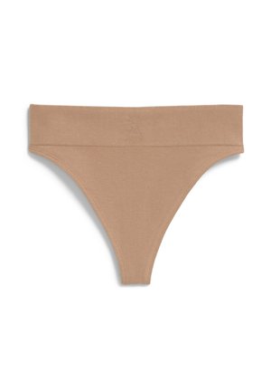 String côtelé couleur nude avec une texture douce, une large ceinture et un détail logo subtil. Offre une couverture minimale avec une coupe classique.