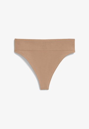 String côtelé couleur nude avec une texture douce, une large ceinture et un détail logo subtil. Offre une couverture minimale avec une coupe classique.