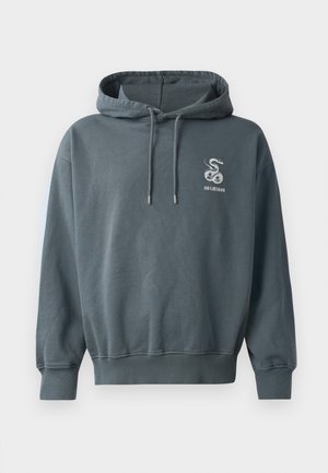 Capuchontrui in donkerblauw-groene stof, met een voorste kangoeroezak, een verstelbare capuchon en een geborduurd slangenlogo op de borst.