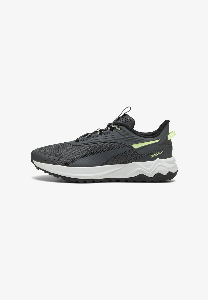 Chaussures de sport noires avec une tige en mesh, des accents réfléchissants et une semelle blanche en zigzag. Dotées d'une semelle extérieure en caoutchouc pour une meilleure traction.