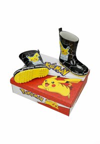 Bottes de pluie noires pour enfants avec des motifs jaunes Pikachu et le texte "High Voltage", présentées sur une boîte à chaussures Pokémon rouge et blanche.