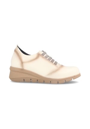 Zapatillas sintéticas beige con cordones texturizados, diseño curvado, suela de goma y acentos en un tono marrón claro. Presenta un tacón bajo en forma de cuña y punta redondeada.