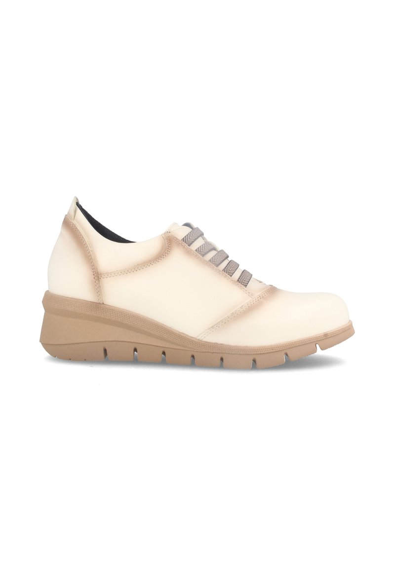 Zapatillas sintéticas beige con cordones texturizados, diseño curvado, suela de goma y acentos en un tono marrón claro. Presenta un tacón bajo en forma de cuña y punta redondeada.