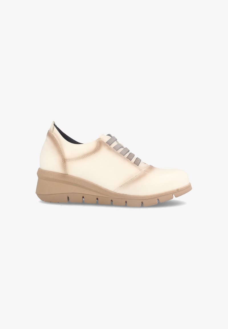 Zapatillas sintéticas beige con cordones texturizados, diseño curvado, suela de goma y acentos en un tono marrón claro. Presenta un tacón bajo en forma de cuña y punta redondeada.