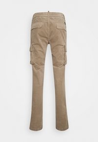 Beiga cargo-byxor med rak ben, elastiskt midjeband och flera sidofickor. Mjuk, strukturerad tyg med märkbara sömnadsdetaljer.