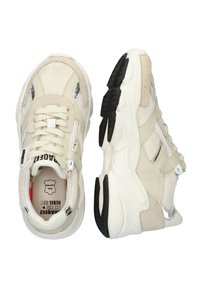 Grube sneakersy w kremowej siateczce i zamszu, z metalicznymi akcentami, białymi sznurówkami, logo na języku oraz teksturowaną czarną podeszwą.