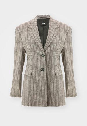 Blazer rayé de couleur marron clair avec une coupe ajustée, deux boutons noirs, revers crantés et deux poches avant. Texture de tissu lisse.