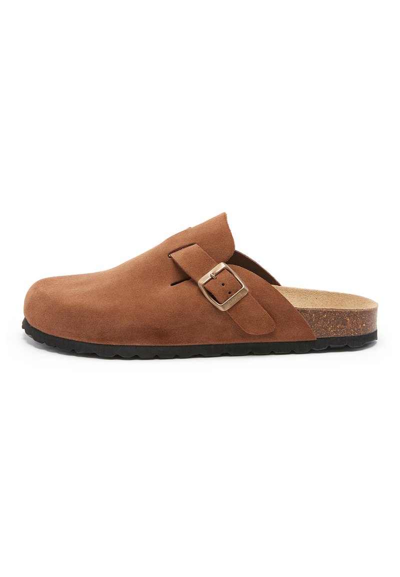 Sabots en cuir suédé marron à bout rond, avec une sangle à boucle ajustable, un semelle en liège et une semelle en caoutchouc texturé.
