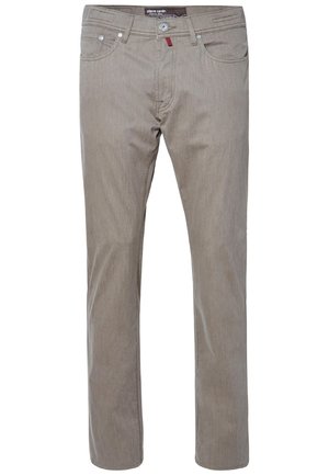 Herren beige Hose mit geradem Bein, Vordertaschen, Knopfverschluss und sichtbaren Nähten, mit dem Label Pierre Cardin innen am Bund.