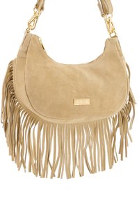 Suède schoudertas in lichtbeige met lange franjes, gouden hardware en een ritsluiting. Bevat een rechthoekige merkplaquette.