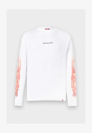 Bílá košile s dlouhým rukávem s logem "OAKLEY" na hrudi a oranžovými plameny táhnoucími se po obou rukávech.