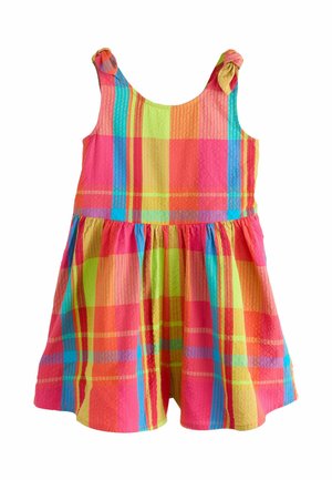 Ærmeløs kjole til småbørn med lyst flerfarvet ternet mønster, indsnævret talje og bundne stofknuder på skulderstropperne.
