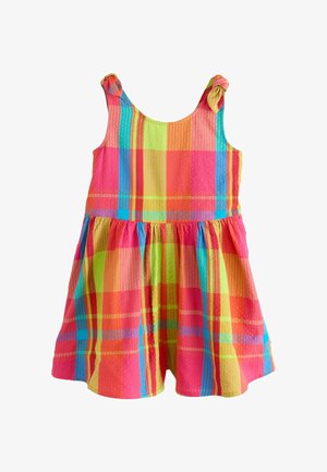 Rankovių neturinti kūdikio suknelė su ryškiu daugiaspalviu languotu raštu, su surinkta juosmens dalimi ir surištais audinio mazgeliais ant petnešėlių.