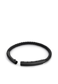 Zwarte gevlochten leren armband met een soepele metalen accent; heeft een cilindrische vorm met een gestructureerde oppervlakte en meerdere gaten voor aanpassing.