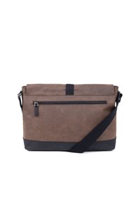 Borsa a tracolla marrone e nera con tasca frontale con zipper e tracolla nera regolabile su sfondo bianco.