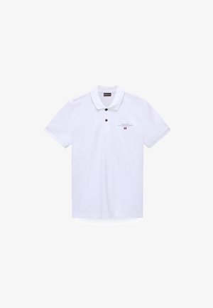 Hvid polo med korte ærmer, to sorte knapper og lille logo med tekst og et norsk flag på venstre bryst.