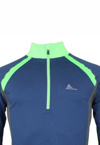 Fleece de sport bleu marine avec un col haut, accents verts sur les épaules, fermeture éclair à l'avant et logo réfléchissant. Texture lisse et ajustement confortable.