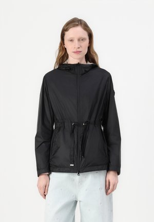 Zwart lichtgewicht jack met een capuchon, taille met trekkoord en een rits aan de voorkant. Heeft lange mouwen en een gladde, glanzende textuur.