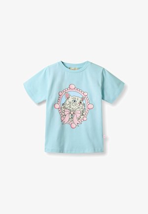 Camiseta de manga corta azul claro con un gráfico de un gato blanco enmarcado por cuentas rosas y un lazo rosa en la parte delantera.
