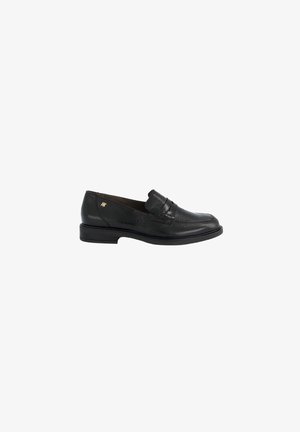 Mocassin en cuir noir avec petit talon, détails cousus et petit logo doré sur le côté, vue de l'extérieur.