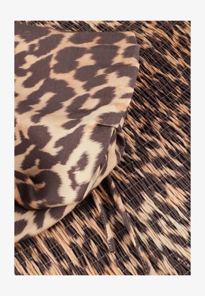 Bruin en beige stof met een luipaardprint ontwerp, gekenmerkt door een geplooide textuur en afwisselende horizontale lijnen voor extra detail.