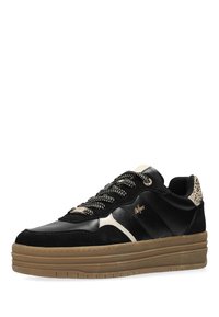 Baskets en cuir noir et daim avec des accents blancs, talon à motif, semelle épaisse marron et lacets noir et blanc.