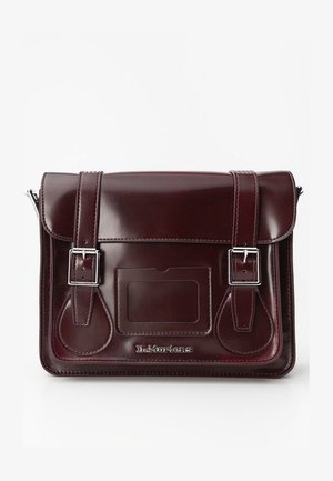 Burgundia nahkrist crossbody kott sileda pinnaga, reguleeritavad rihmad, hõbedane riistvara, klappkinnitus ja esipoolne kaardihoidja.
