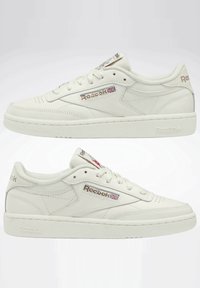 Białe skórzane sneakersy o niskim profilu, okrągłym nosie i teksturowanej gumowej podeszwie. Posiadają wytłoczone logo Reebok oraz detal z flagą Union Jack po boku.