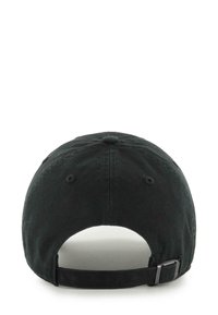 Gorra de béisbol negra ajustable vista desde la parte trasera con correa de tela y cierre de hebilla de metal sobre un fondo blanco.