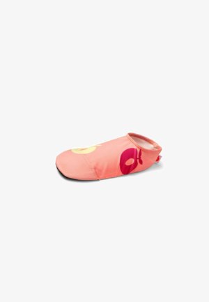 Weicher rosa Slipper-Wasserschuh mit gelben und roten Apfelgrafiken und schwarzer Sohle, für den legeren Gebrauch im Freien entworfen.