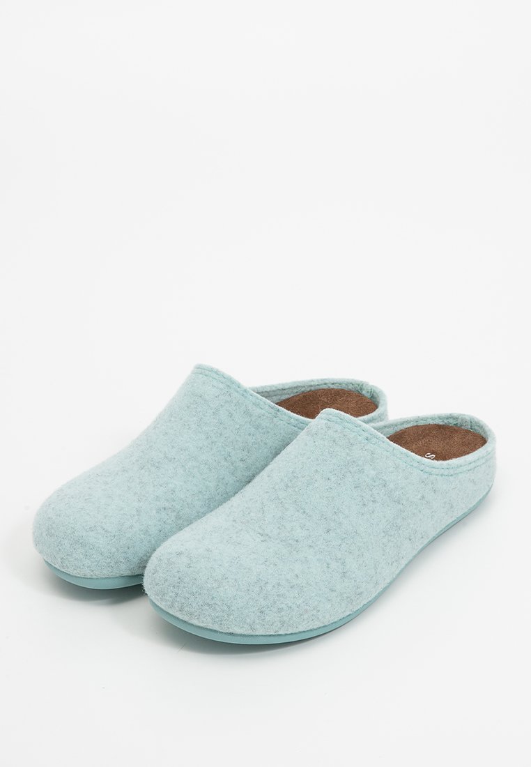 Hellblaue Filzclogs mit glatter Oberfläche, runder Zehenpartie und offenem Design an der Ferse. Weiche Innenauskleidung und flexile Gummisohle.