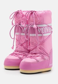 Stivali da neve rosa con una finitura liscia e lucida, design con lacci elastici e accenti bianchi che presentano il logo "MOON BOOTS" sul lato.