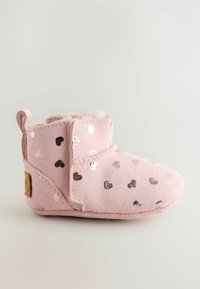 Stivale alla caviglia in suede rosa con motivi a cuore lucidi in tonalità metalliche, fodera morbida e una piccola linguetta sul retro.