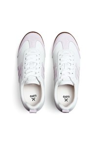 Weiße Ledersneaker mit hellrosa Wildlederakzenten, runde Spitze, flache Schnürsenkel und einer braunen Gummisohle. Branding auf der Innensohle sichtbar.