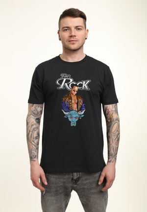 Schwarzes Baumwoll-T-Shirt mit einer Grafik eines muskulösen Mannes in einem bunten Gewand über dem Kopf eines blauen Stiers mit roten Akzenten.