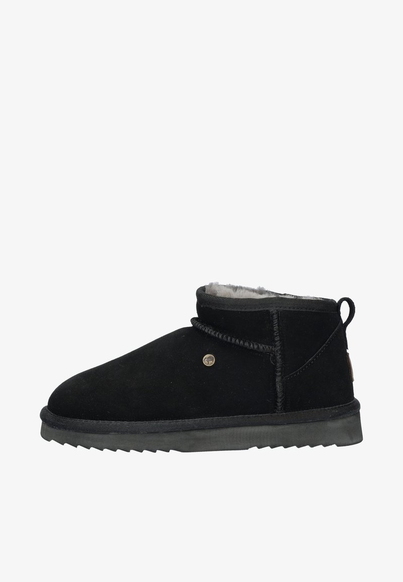 Bottines en suède noir avec une profil bas, dotées d'une doublure grise douce, de coutures décoratives et d'une semelle en caoutchouc texturé.
