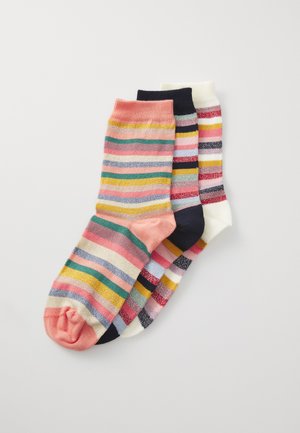 Tre par med sokker i flerfargede striper: rosa, marineblå og hvit. Hver par har varierte stripe mønstre med glitterdetaljer.