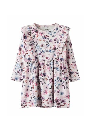 Abito floreale in tessuto rosa chiaro con maniche lunghe, spalle arricciate e vita arricciata, decorato con fiori viola e blu.