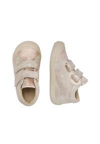 Bottines métalliques rose clair pour tout-petits avec deux lanières en velcro, bout arrondi et semelles en caoutchouc blanc texturé. Fini lisse et scintillant.