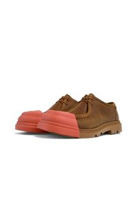 Scarpe in pelle marrone con punta in gomma arancione. Presentano un design con lacci, forma rotonda, superficie testurizzata e suola a contrasto.